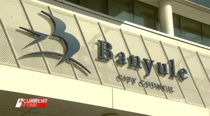 멜버른 가족 카운슬 비 31% 인상으로 타격 Banyule City Council declined an on-camera interview but issued a statement. Increases to overall Council rates are in line with the rate cap set at 1.75 per cent for the 202223 year, it said. (Nine)