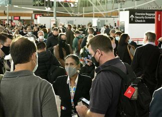 호주 공항 이용, 국내 여행객 고통 예고 Crowds at Sydney Airport have become a regular fixture as IT glitches, wild weather and COVID-19 staff shortages take its toll. (Louise Kennerley)