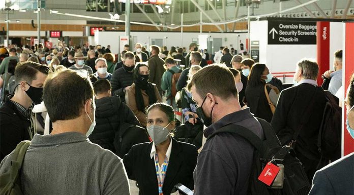 호주 공항 이용, 국내 여행객 고통 예고 Crowds at Sydney Airport have become a regular fixture as IT glitches, wild weather and COVID-19 staff shortages take its toll. (Louise Kennerley)