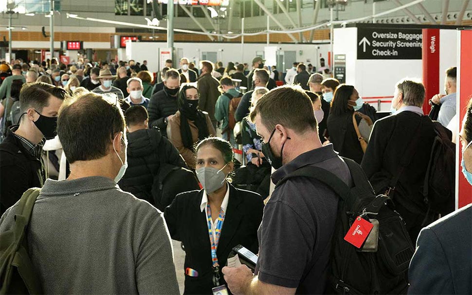 Crowds at Sydney Airport have become a regular fixture as IT glitches, wild weather and COVID-19 staff shortages take its toll. (Louise Kennerley)