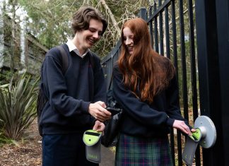 교내 휴대폰 사용 금지하자 놀라운 변화 Davidson High School year 10 students Daniel Kenny and Annika Hore with the pouches used by the school to limit phone usage during school hours.CREDITJANIE BARRETT