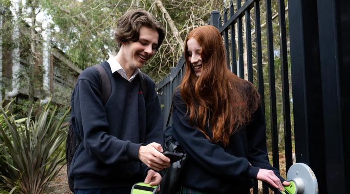 교내 휴대폰 사용 금지하자 놀라운 변화 Davidson High School year 10 students Daniel Kenny and Annika Hore with the pouches used by the school to limit phone usage during school hours.CREDITJANIE BARRETT