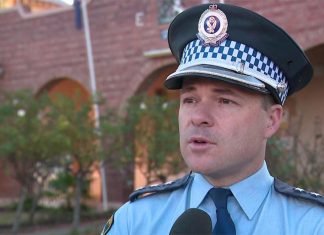 장거리 여행 중 NSW 외곽서 실종된 가족, 대대적인 수색 계속 Detective Inspector Tom Aylett said it is a positive result to find the family. (9News)