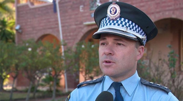 장거리 여행 중 NSW 외곽서 실종된 가족, 대대적인 수색 계속 Detective Inspector Tom Aylett said it is a positive result to find the family. (9News)