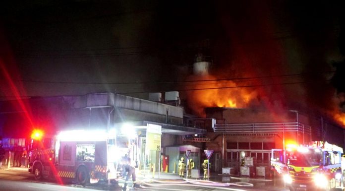 시드니 남서부 공장 화재로 빵 부족 가능성 Fire engulfed the bakery in south-west Sydney last week. (9News)