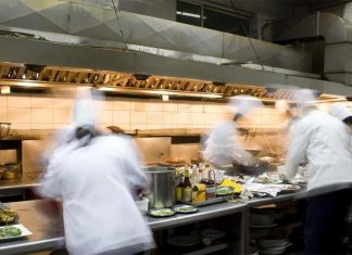 연방정부 ‘기술 이민자 유입 증가로 노동력 부족해소’ Life in a professional kitchen can be too much for many trainee chefs.