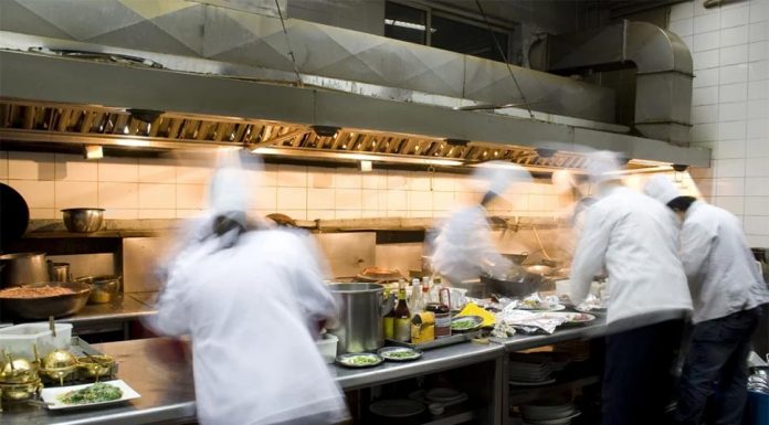 연방정부 ‘기술 이민자 유입 증가로 노동력 부족해소’ Life in a professional kitchen can be too much for many trainee chefs.