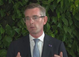 직장내 괴롭힘 혐의로 NSW 장관 해임 NSW Premier Dominic Perrottet speaks while on tour in India. (9News)