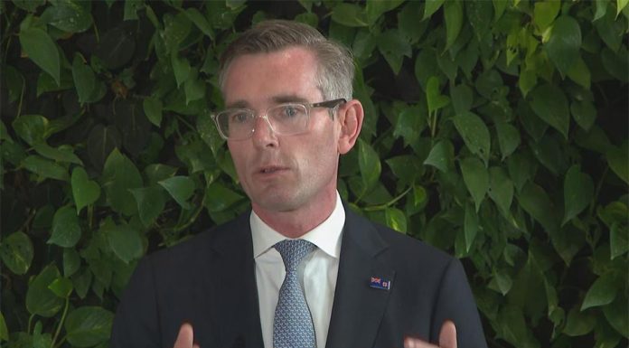 직장내 괴롭힘 혐의로 NSW 장관 해임 NSW Premier Dominic Perrottet speaks while on tour in India. (9News)