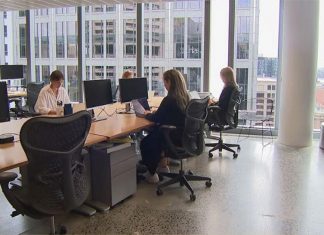호주 여성들이 직면하고 있는 잔혹한 임금격차 On average across all occupations, women in Australia are paid 14 per cent less than men. (9News)