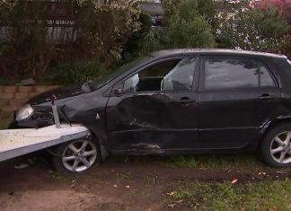 NSW, 교통사고 피해자 도우려다 폭행에 혼수상태 The teenage driver has been charged over the crash. (9News)
