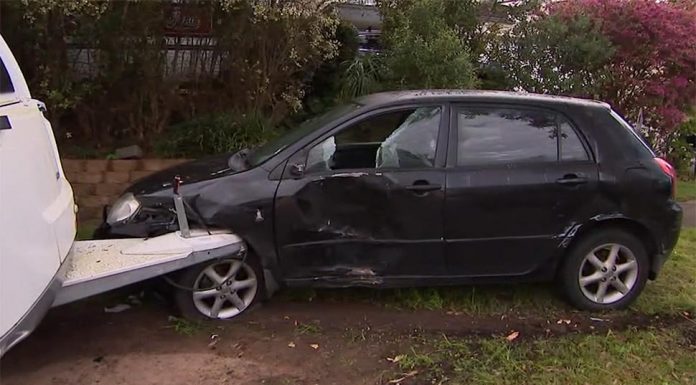 NSW, 교통사고 피해자 도우려다 폭행에 혼수상태 The teenage driver has been charged over the crash. (9News)