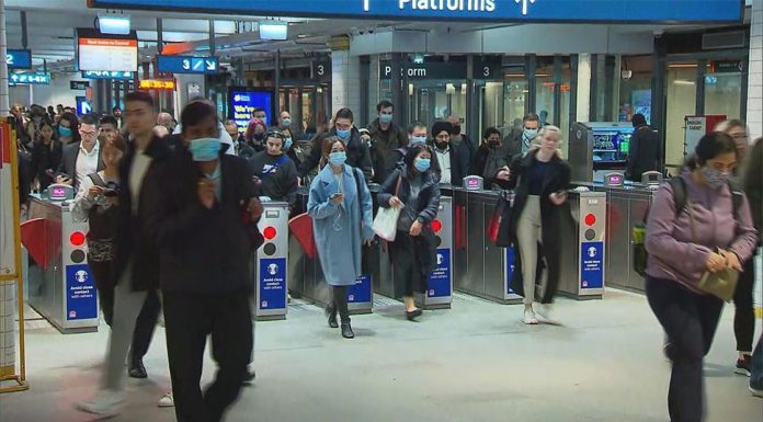 시드니 열차 파업으로 통근자들 고통 Thousands of Sydney rail commuters are being impacted by industrial action on major lines today. (Nine)