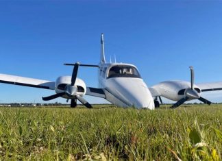 애들레이드, 경비행기 추락, 부상 없이 살아남은 두 남자 Two men escaped injury after an incident on landing at Parafield Airport this afternoon. (SA Police)