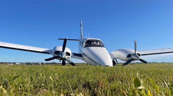 애들레이드, 경비행기 추락, 부상 없이 살아남은 두 남자 Two men escaped injury after an incident on landing at Parafield Airport this afternoon. (SA Police)