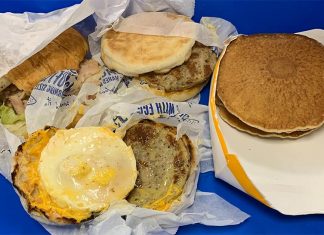 발리에서 다윈, 맥도날드 반입 승객 2,664달러 벌금 부과 Undeclared McDonald's products were found by a detection dog at Darwin Airport last week, stoking foot and mouth fears. (Supplied)