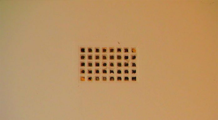 가정에서 전기세 절약하는 방법 Wall vents can allow heat to escape. (9News)