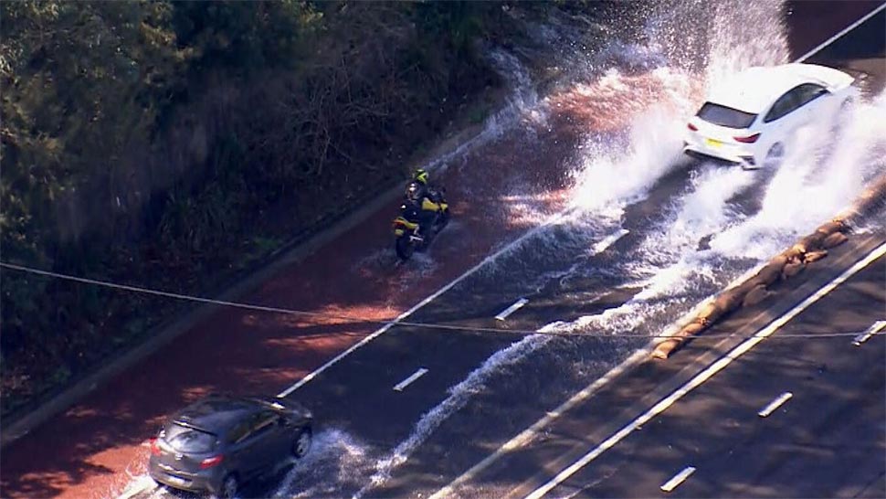A BURST WATER MAIN IN LANE COVE, IN SYDNEY HAS BEEN CAUSING CHAOS IN THE AREA SINCE SATURDAY, WITH THOUSANDS WITHOUT WATER_9NEWS