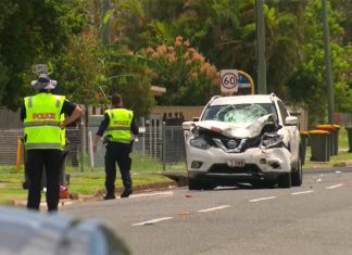 십대들 도난차량 충돌로 브리즈번 오토바이 운전자 사망 A man is fighting for life after a crash in Wynnum West. (Nine)