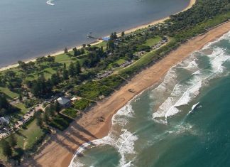 한 남성 노스 팜 비치에서 파도속 의식 상실 An aerial shot of the surf at North Palm Beach today. (9News)