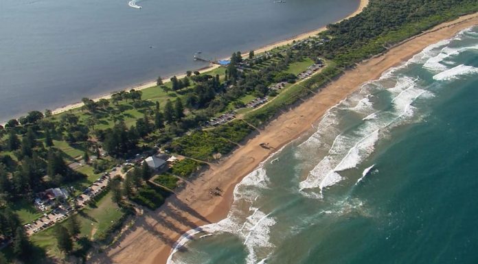 한 남성 노스 팜 비치에서 파도속 의식 상실 An aerial shot of the surf at North Palm Beach today. (9News)