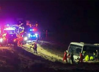NSW 스노위 마운틴 페리셔 계곡에서 버스 충돌로 여러 명 부상 At least eight people have been treated for injuries after a bus crashed at Perisher Valley