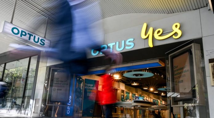 호주 옵터스 해킹공격 운전 면허증, 여권, 메디케어 갱신 혼선 Attorney-General Mark Dreyfus has questioned why companies are keeping so much sensitive information on customers.CREDITEDDIE JIM