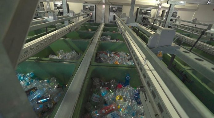 NSW 거주자, 쓰레기 재활용이 이뤄낸 성과 Eight billion containers have been returned over past five years. (9News)