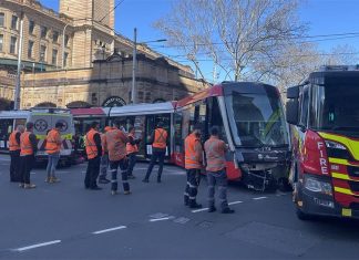시드니 CBD에서 소방차와 트램 충돌 Fire truck hits light rail vehicle in Haymarket, Sydney this morning