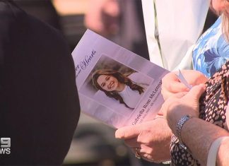 벅스턴 추락 사고로 사망한 15세 소녀를 추모하는 수백 명의 조문객 Gabby McLennan was one of five teenagers killed when a ute crashed at Buxton on September 6. (9News)