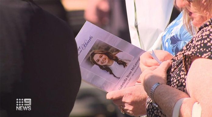 벅스턴 추락 사고로 사망한 15세 소녀를 추모하는 수백 명의 조문객 Gabby McLennan was one of five teenagers killed when a ute crashed at Buxton on September 6. (9News)
