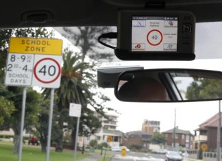 휴가철 과속 도로이탈 대형 교통사고 주범 길 Intelligent speed adaptation uses GPS to determine the speed limit and warn the driver, and in some cases intervene, if they exceed it.CREDITNSW CENTRE FOR ROAD SAFETY