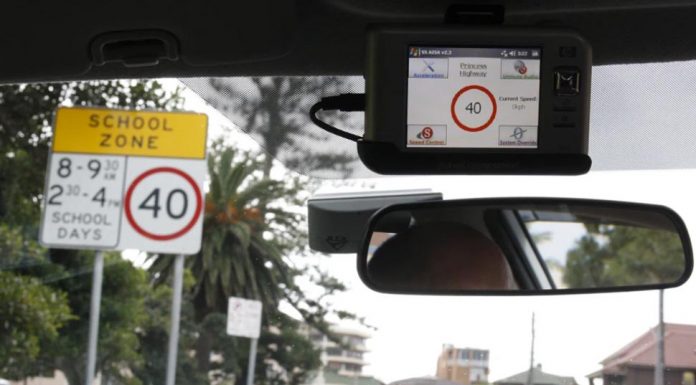 휴가철 과속 도로이탈 대형 교통사고 주범 길 Intelligent speed adaptation uses GPS to determine the speed limit and warn the driver, and in some cases intervene, if they exceed it.CREDITNSW CENTRE FOR ROAD SAFETY