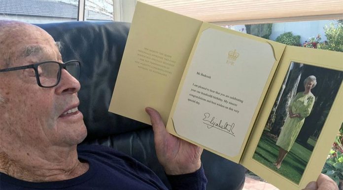 호주 100세 노인 엘리자베스 여왕의 사망직전 ‘100세 생일 편지’ 받아 Lloyd read so e of what the Queen wrote to him in the letter for David and Sylvia. (Today)