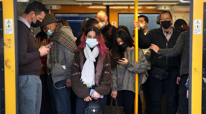 NSW 대중교통에서 마스크 착용 의무 종료 Masks will no longer be mandatory on public transport in New South Wales. (James Alcock)