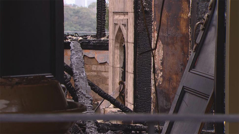 NSW Fire and Rescue said the mansion on Sydney's Lower North Shore was completely destroyed. (Nine)