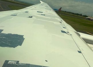 비행기 날개를 테이프로 수리한 젯스타 Paint peeling is a common occurrence on the wing of Boeing 787 aircraft that have been in operation for more than 4 years and is something that has been seen by airlines all over the world. (Supplied Nine)