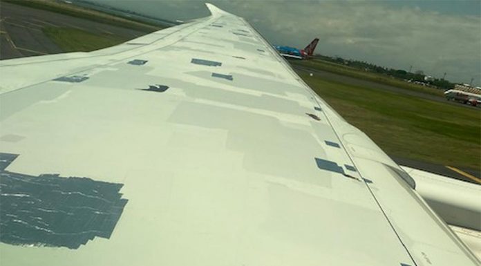 비행기 날개를 테이프로 수리한 젯스타 Paint peeling is a common occurrence on the wing of Boeing 787 aircraft that have been in operation for more than 4 years and is something that has been seen by airlines all over the world. (Supplied Nine)