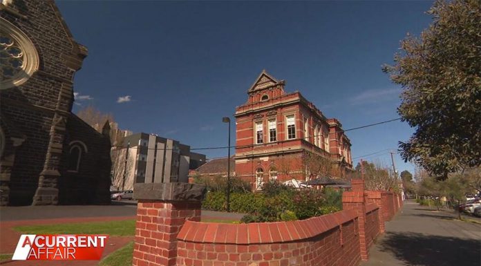 멜버른 교구 신부의 임대 갱신 거부로 인기 카페 문닫을 상황 Pietro e Paolo operates on the grounds of Ss Peter & Paul's Catholic Church. (A Current Affair)