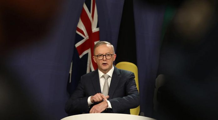 코비드 19 감염자 격리기간 5일로 단축 Prime Minister Anthony Albanese and national cabinet have decided to reduce the COVID-19 isolation period from seven days to five.CREDITDOMINIC LORRIMER