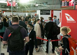 콴타스, 항공편 지연 및 취소, 수하물 분실 개선 Qantas went from practically no passengers to massive queues over the course of the financial year as domestic and international borders opened. (Louise Kennerley)