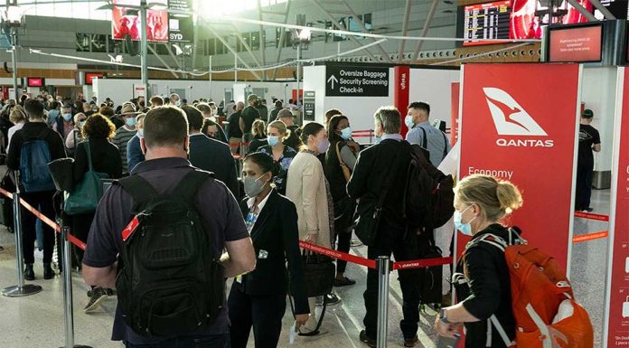 콴타스, 항공편 지연 및 취소, 수하물 분실 개선 Qantas went from practically no passengers to massive queues over the course of the financial year as domestic and international borders opened. (Louise Kennerley)