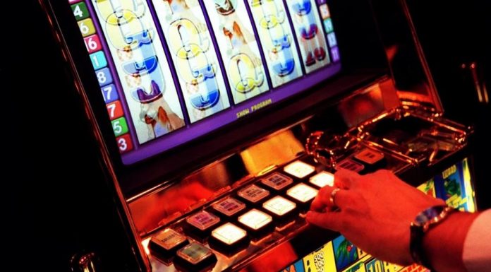 호주 스마트 폰 20대 온라인 도박 만연 RSL clubs weighing up whether to ditch poker machines say the state government has left them in limbo.CREDITVIRGINIA STAR