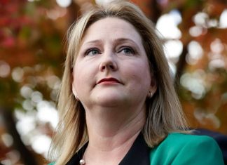 코비드, 여전히 노인을 노린다 Rebekha Sharkie says Australia has “COVID fatigue” and is not talking enough about the thousands dying in aged care.CREDITALEX ELLINGHAUSEN