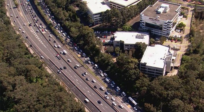 시드니 에핑로드서 수도관 파열사고로 단수 THE WATER HAS FLOODED PARTS OF EPPING ROAD AT LANE COE AND IS CONTIUNING TO IMPACT TRAFFIC