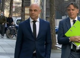 멜버른 변호사, 미성년 소녀 폭행 사실 부인 Thaxton is accused of groping a teenager in a kebab shop. (Nine)