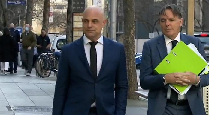 멜버른 변호사, 미성년 소녀 폭행 사실 부인 Thaxton is accused of groping a teenager in a kebab shop. (Nine)