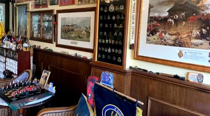 호주 왕당파 여왕을 모티브로 차고 개조 The collection started after Alistair's great-aunt gave him a mug. (Today)