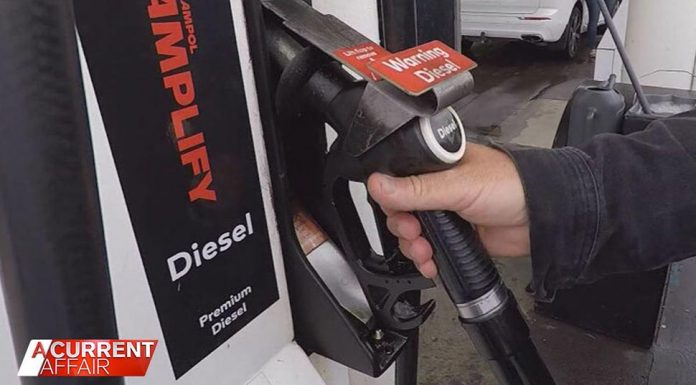 호주, 다가오는 연료 가격 인상으로 어려움을 겪을 것 The federal government will soon hike up its fuel excise tax. (A Current Affair)