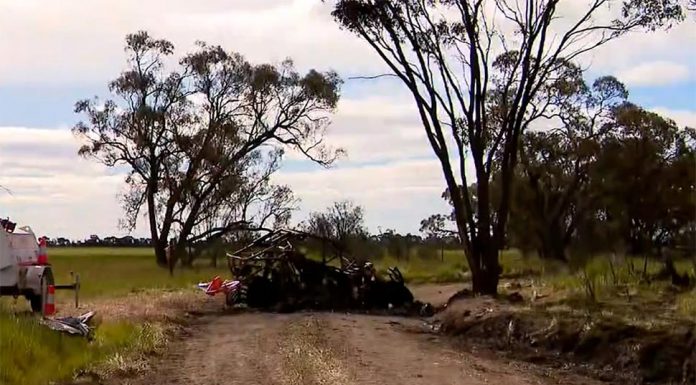 빅토리아, 비극의 희생자가 된 아버지 The pair died on the second day of the Rainbow Desert Enduro event around 400km from Melbourne